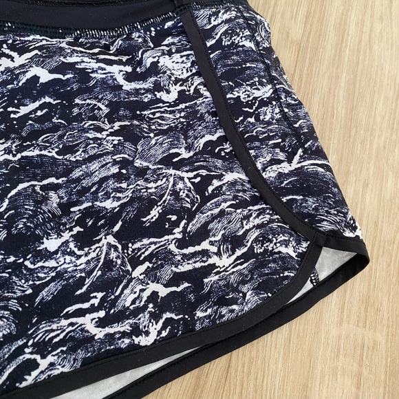 ❤️ lululemon athletica Run Times Short - 4-Way Stretch - Size 4 - Picture 4 of 9